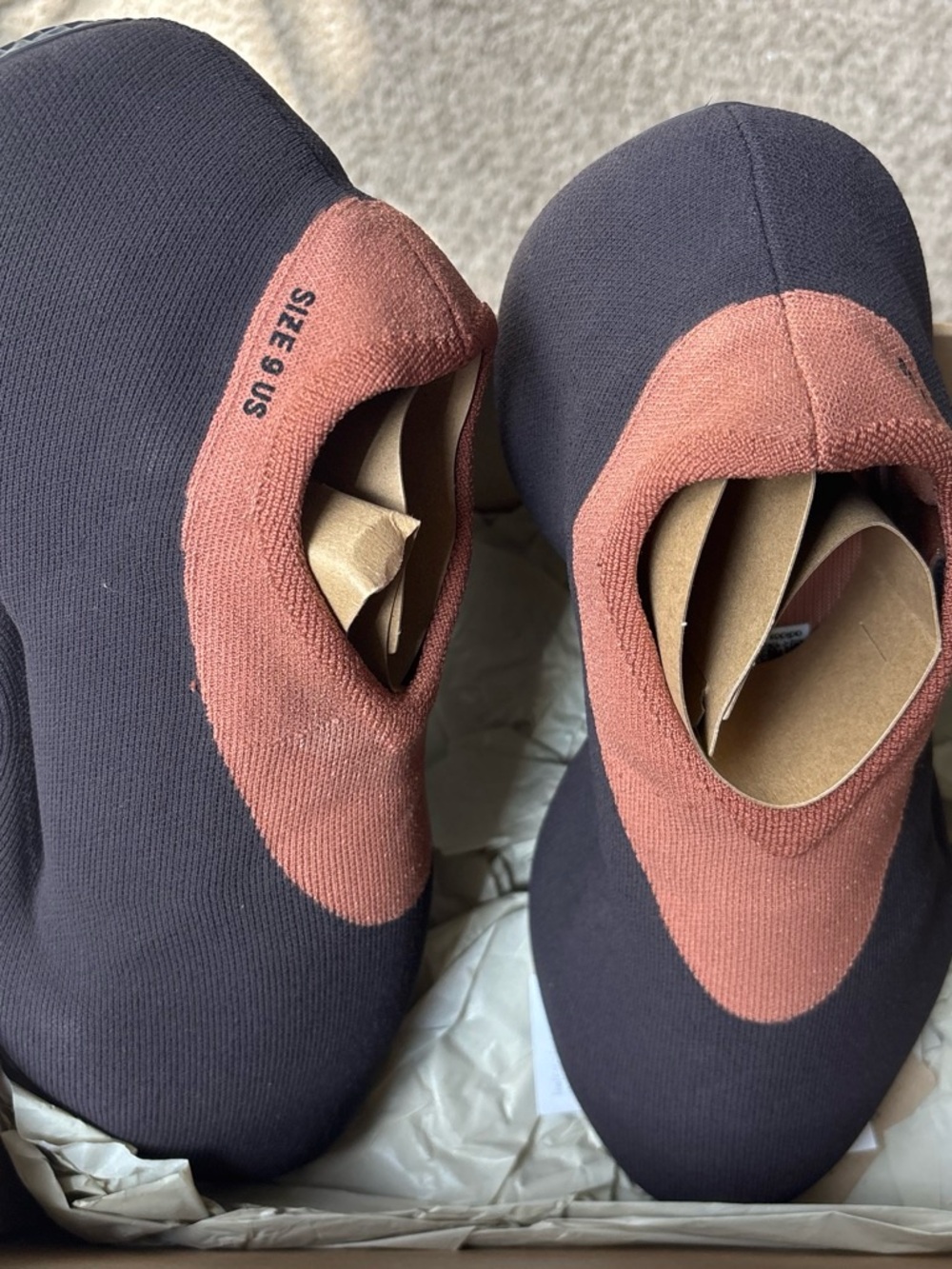 Yeezy Knit RNR Stone Carbon - Picture 2 of 4